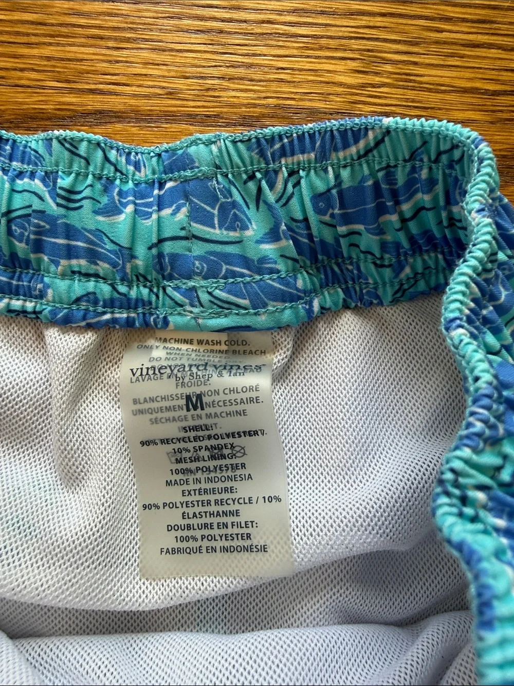 Vineyard Vines Teal and Royal Blue Shark-Pattern Swim Trunks med